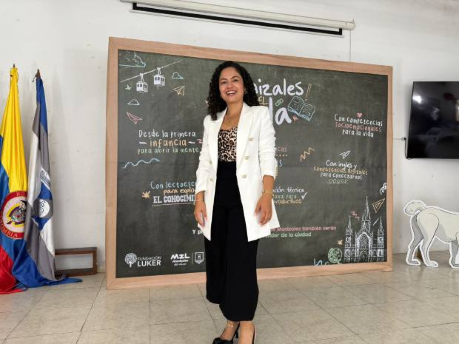 Foto I LA PATRIA  María Isabel Carmona, profesora de la I.E. La Camelia (antes ENAE), expuso su testimonio sobre los avances de sus alumnas en comprensión de lectura y matemáticas, gracias a programas de la Alianza Alcaldía-Fundación Luker.