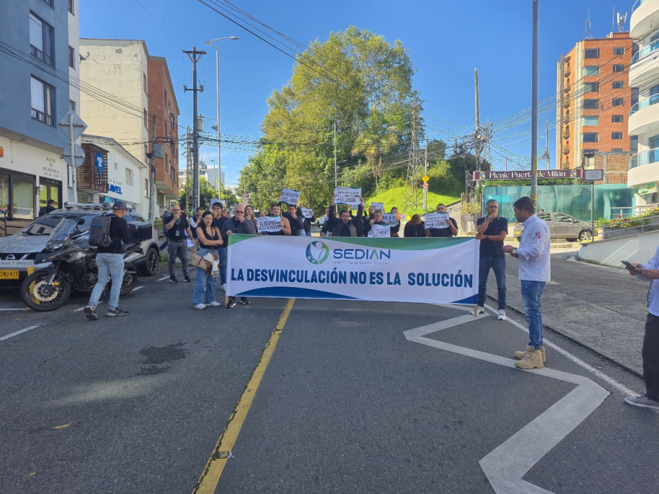 Desde las 7:30 a. m., hay una protesta de trabajadores de la DIAN en el barrio Milán. La antesala del paro nacional también se presenta en la sede principal del Sena, donde hay un plantón y cese de labores.