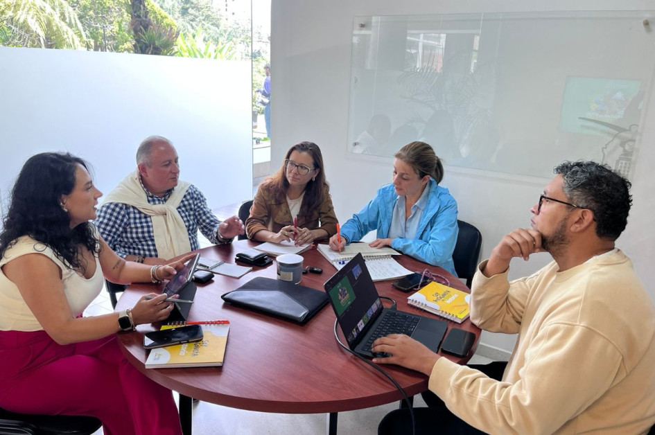 Reunión entre la U. Autónoma de Manizales y la RAP Eje Cafetero. 