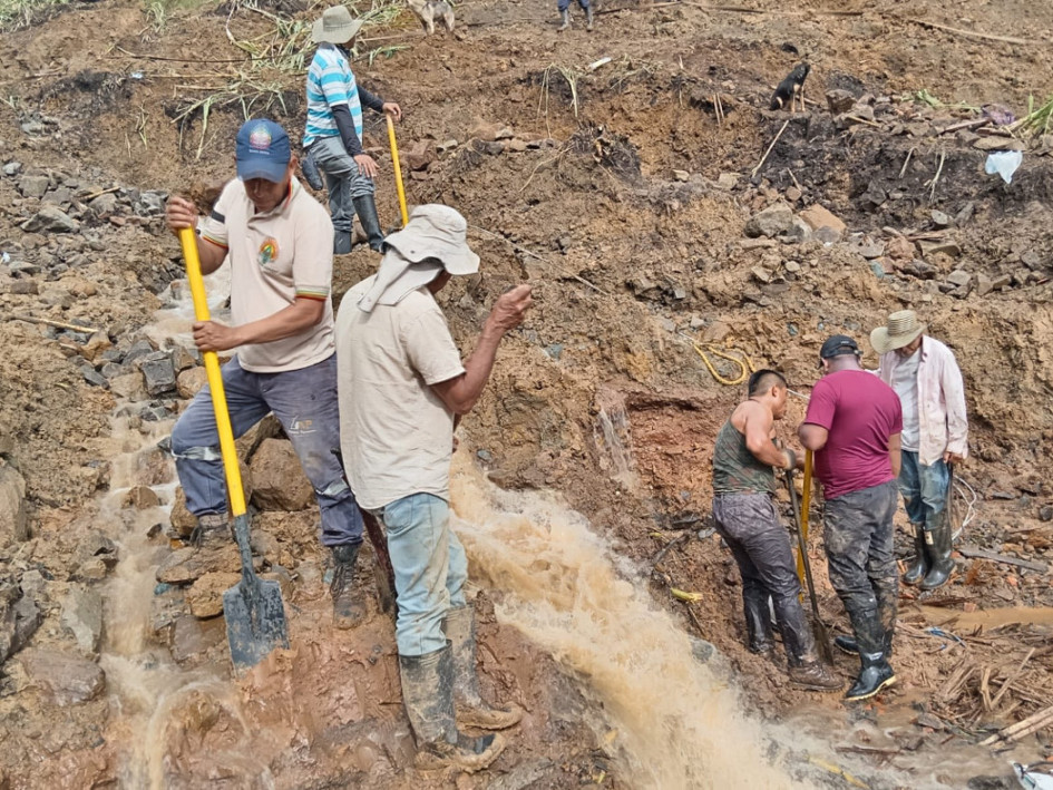 Desde el lunes que se reportó el alud, comunidad y socorristas se volcaron en la búsqueda de la víctima.