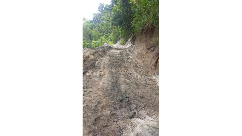 Tras remover la roca, ampliaron la vía.