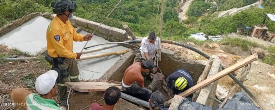Las labores de rescate tardaron aproximadamente tres horas. Fue vital la ayuda de la comunidad que agilizó el ejercicio de los bomberos. 