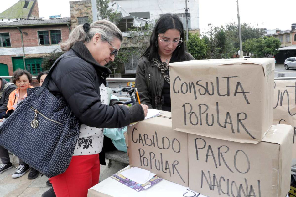 Una mujer participa en una votación simbólica durante una manifestación en apoyo al presidente de Colombia, Gustavo Petro, este domingo en la Plazoleta del Concejo, en Bogotá. 