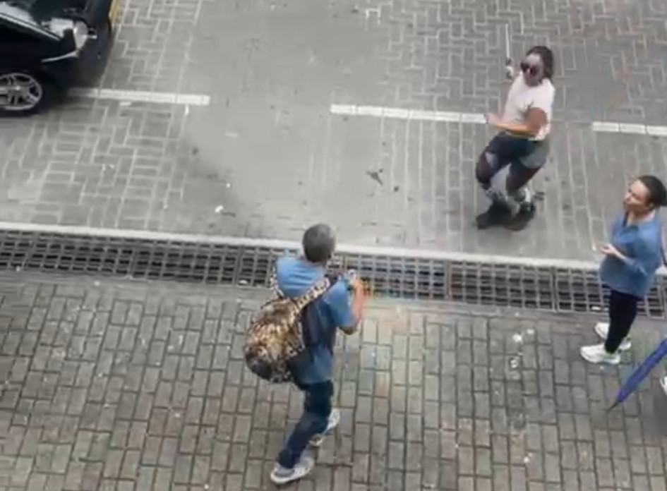 Una mujer se bajó de su vehículo y se enfrentó a un peatón que le lanzó algo dentro del carro en el centro de Pereira