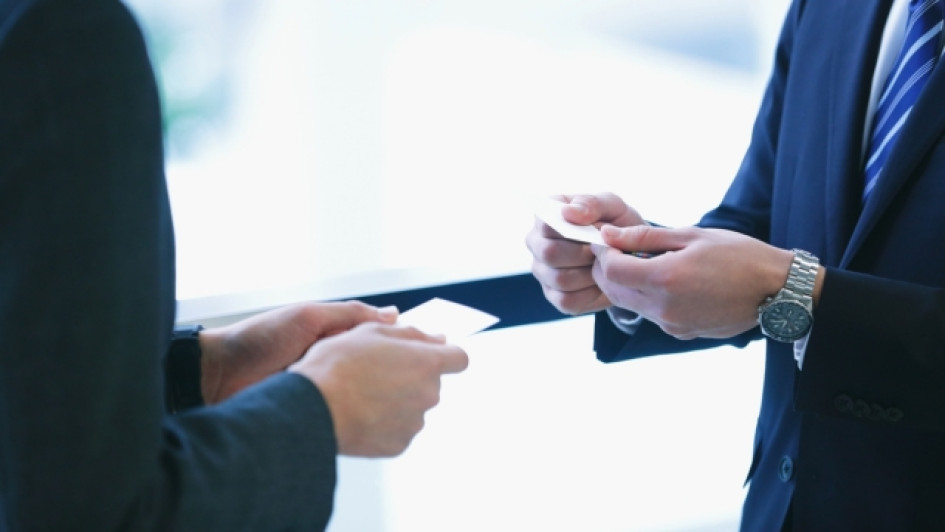 Personas compartiendose tarjetas