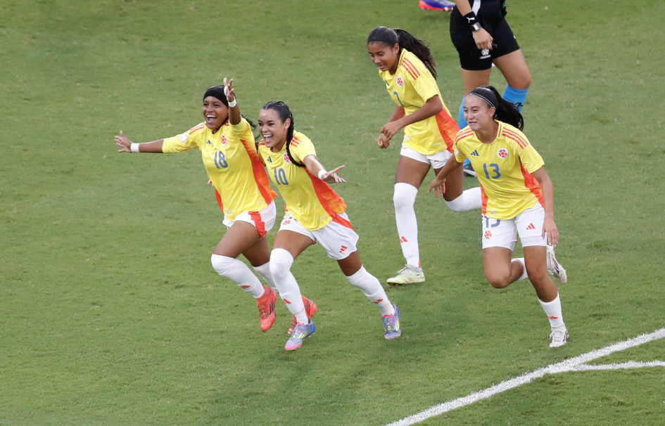 Jugadoras de Colombia celebran un gol este domingo, en un partido del Sudamericano Femenino Sub-17 entre Chile y Colombia en el estadio Pascual Guerrero, en Cali (Colombia).