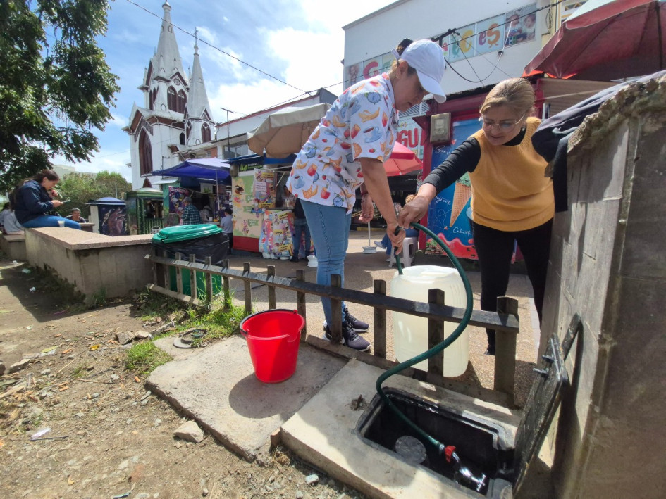 Sacian la sed del comercio en el parque de Caldas. En seis módulos celebran la llegada del servicio de agua potable. Durante décadas, vendedoras informales cargaban galones de agua potable para garantizar las ventas de cafés y la higiene de sus puestos. Vendedoras tumban un mito y esperan más ventas.