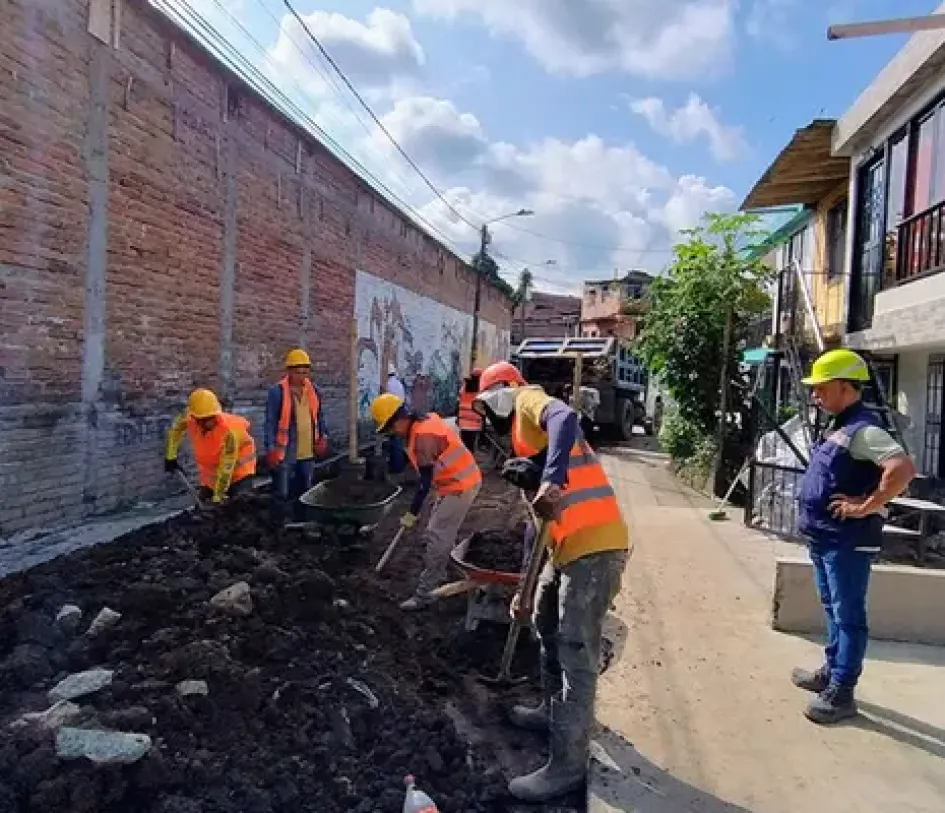 Técnicos de Aguas y Aguas de Pereira inspeccionan el avance de la obra en Laureles I.