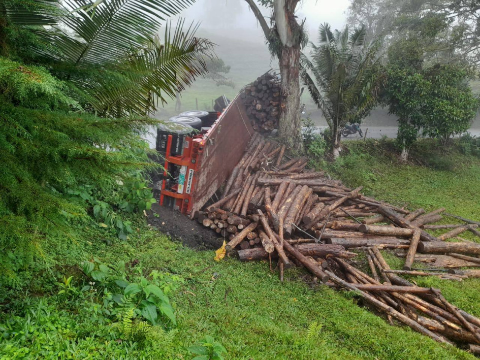 El tractocamión accidentado en la Troncal de Occidente.
