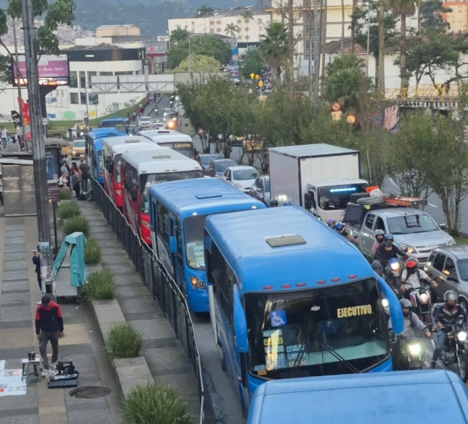 Así estaba la movilidad en el sector de Fundadores, en Manizales, después de las 6:00 p.m. de este miércoles debido al plantón a favor de la consulta popular del Gobierno Petro.