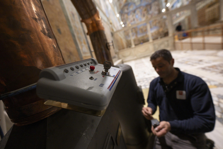 La Capilla Sixtina del Vaticano se prepara este viernes, 2 de mayo de 2025, para el cónclave