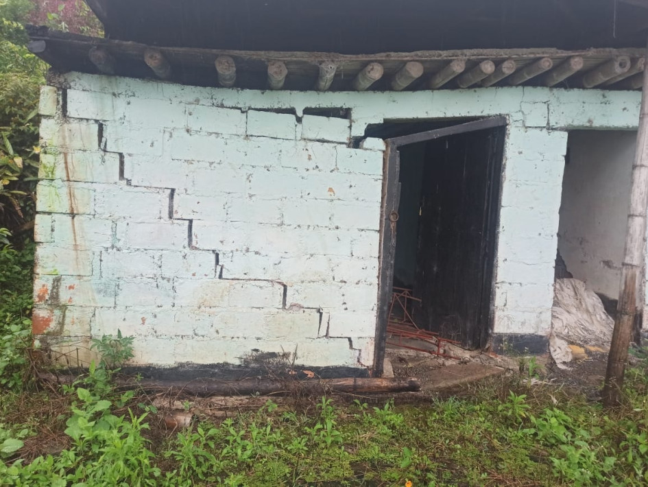 El riesgo se aloja en 25 casas de La Amalia: así se ve una parte de la casa de Luz Dary Guevara Bueno. Las lluvias de este 2025 evocan la emergencia invernal de septiembre del 2022. La UNGRD se acuerda de la zona tras las promesas incumplidas de Olmedo López.