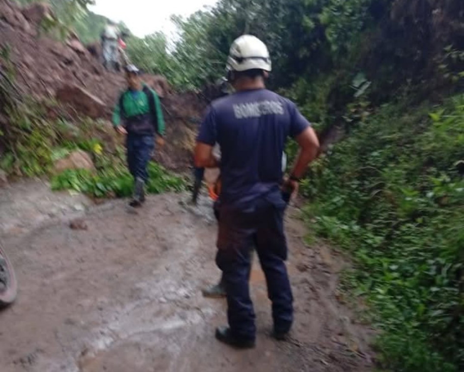 La vereda Cabuyal en Supía amaneció cerrada por un deslizamiento de tierra. Bomberos adviertes que hay desprendimiento de roca en el sector