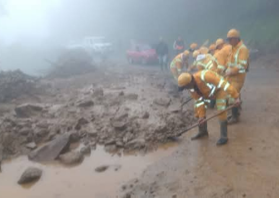 Personas trabajan para remover los derrumbes y habilitar el paso en la vía Manizales - Bogotá.