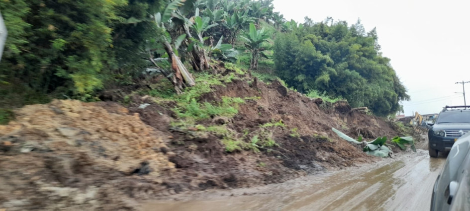 Cerca del ingreso a la vereda Java, en la antigua vía Manizales-Pereira, el lodo persiste en la calzada desde el martes (6 de mayo). Se sugiere transitar con precaución. Este jueves despejan nueve carreteras en Caldas.