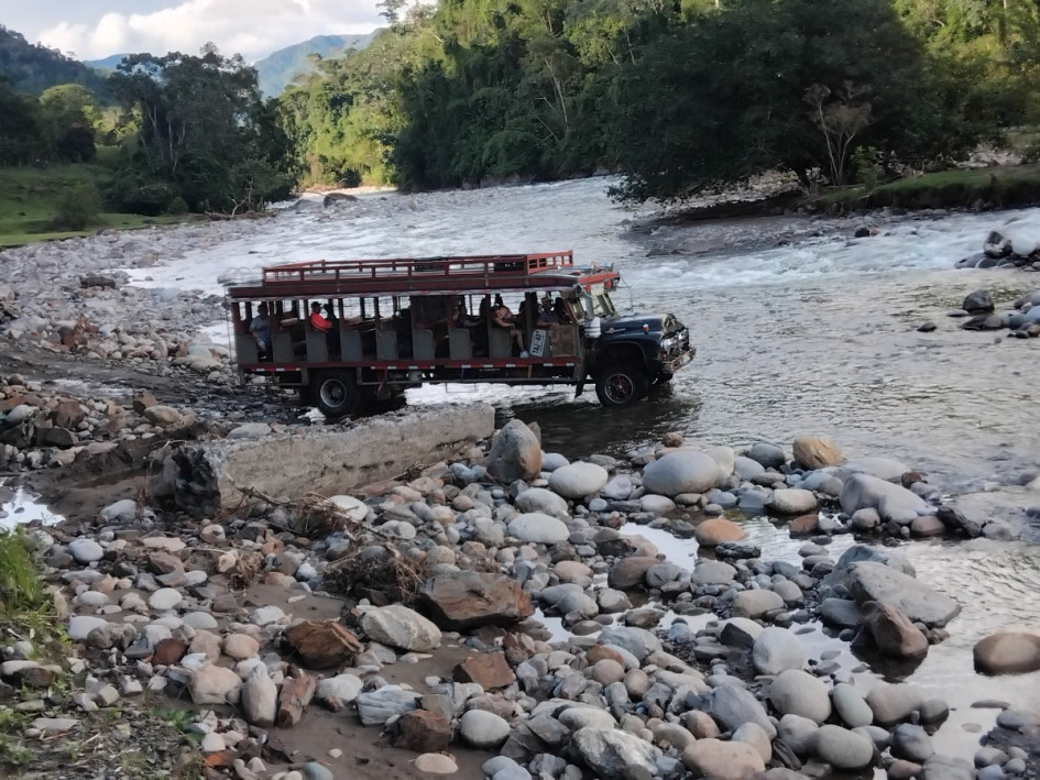 La vía fue arrasada por el río el 11 de abril de este 2025 y hundió la movilidad. Se cerró una conexión entre departamentos, a la maquinaria le falló el motor y hay carros que se aventuran a cruzar el afluente.