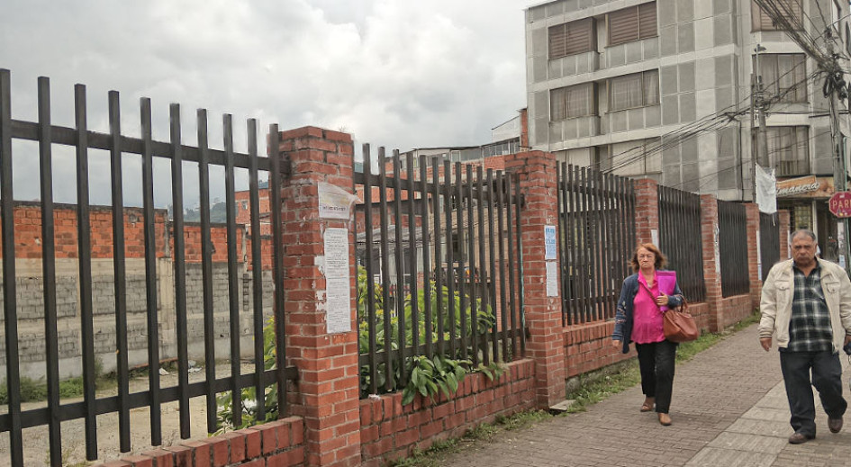 Este es lote, propiedad del municipio y en el que estaba la Casa Consistorial, se iba a construir el Cable Aéreo, pero otra acción popular interpuesta por Enrique Arbeláez Mutis lo impidió.