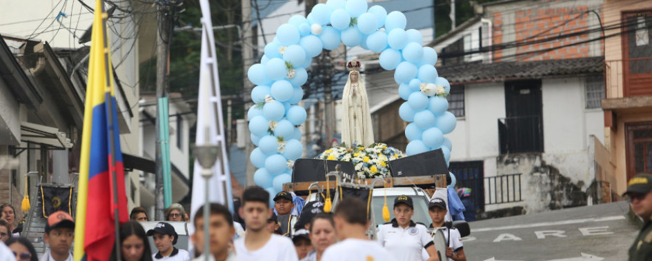 Durante el recorrido los asistentes rezaron el rosario y estuvieron acompañados por la banda de la Policía.