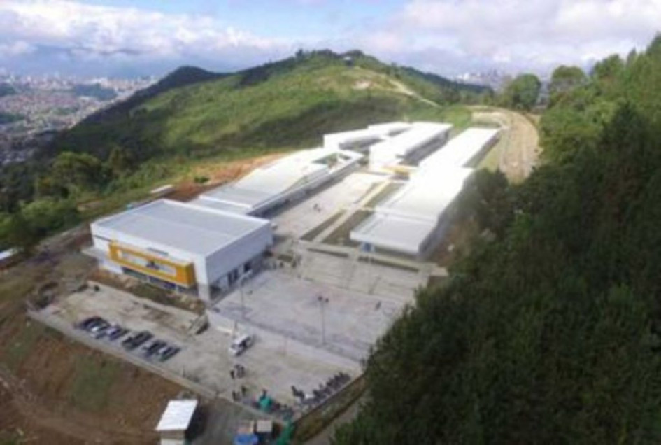 El homicidio ocurrió frente al Megacolegio del barrio San Sebastián de Manizales. Al fallecido le propinaron seis disparos en cráneo, cuello, brazo izquierdo, tórax y abdomen. Tuvo lesiones de órganos, lo que desencadenó en su muerte.