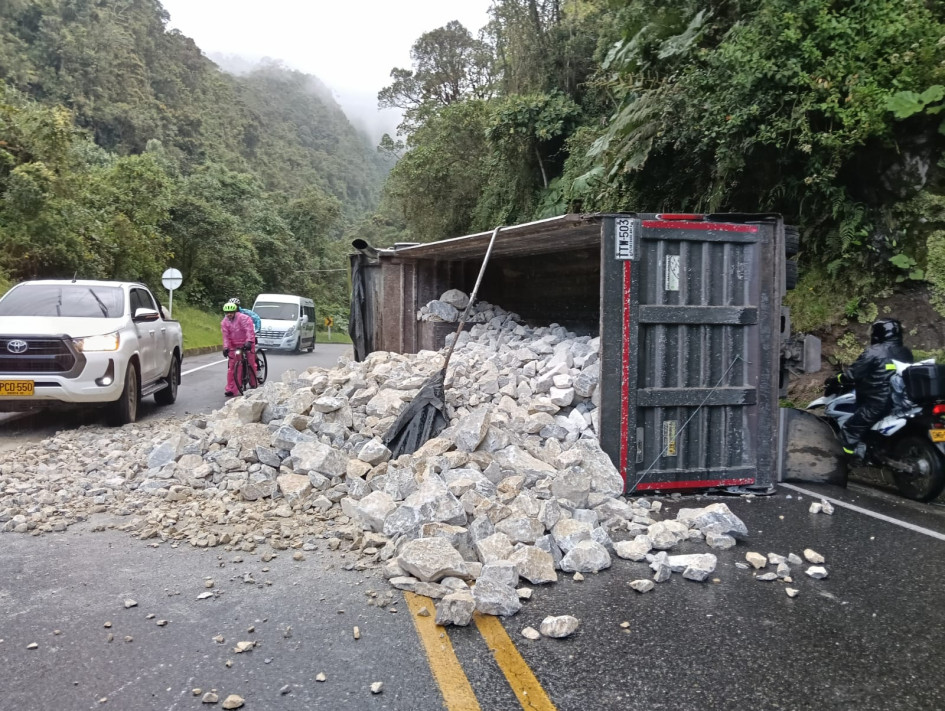 La volqueta que se volcó este viernes cerca de Cerro Bravo.