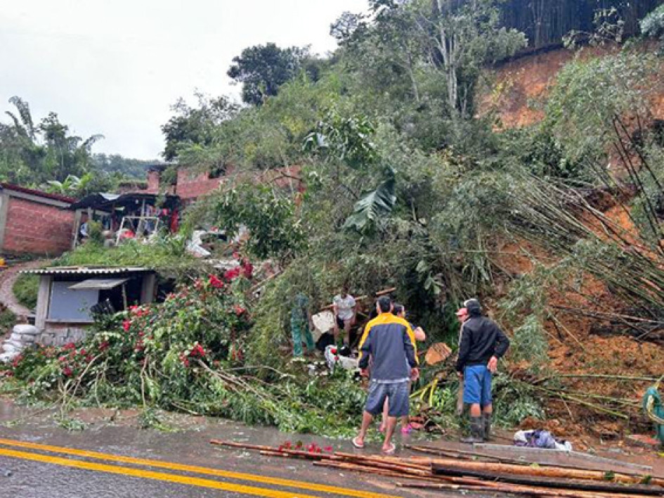 Foto I Cortesía | LA PATRIA En el sector de Los Piononos, en Supía, un derrumbe tapó una casa. Allí rescataron con vida a un bebé, el cual quedó atrapado un rato entre un hueco.