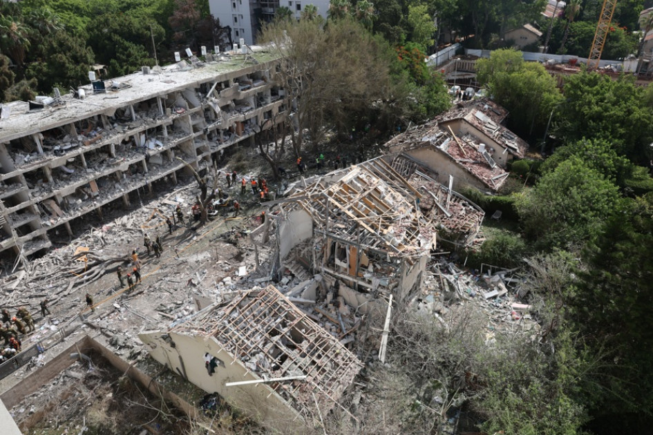 Equipos de emergencia israelíes trabajan en el lugar del ataque con misiles iraníes contra un complejo residencial en Tel Aviv, Israel