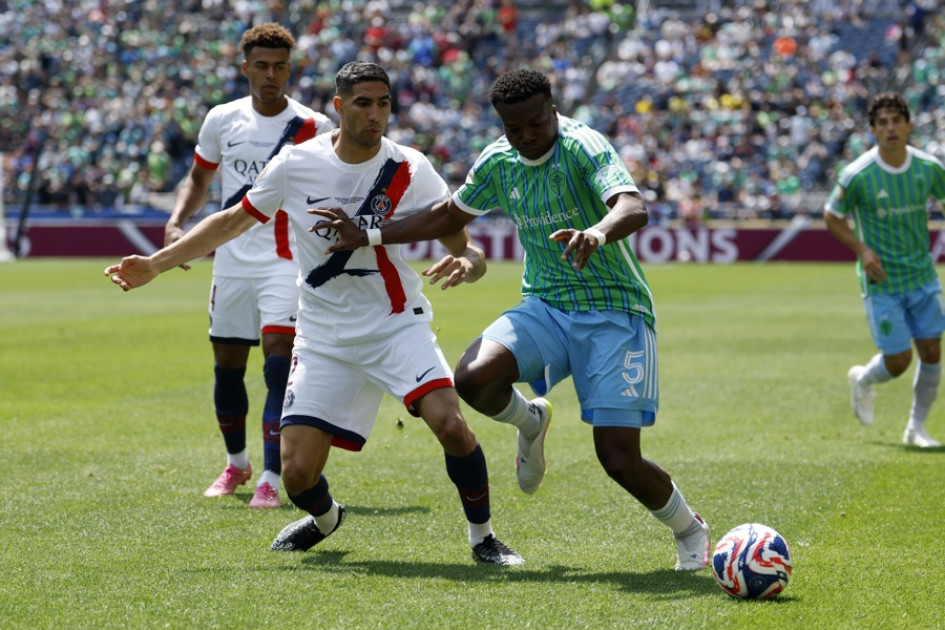 Nouhou Tolo, de Seattle Sounders, disputa la pelota con Achraf Hakimi,de París  Saint-Germain.