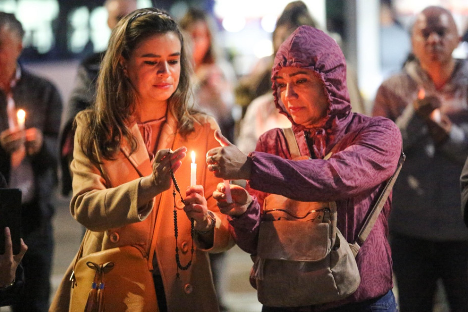 Al Parque de la Mujer Luz Marina Zuluaga llegaron alrededor de 150 personas para la segunda velatón en Manizales en honor a Miguel Uribe Turbay.