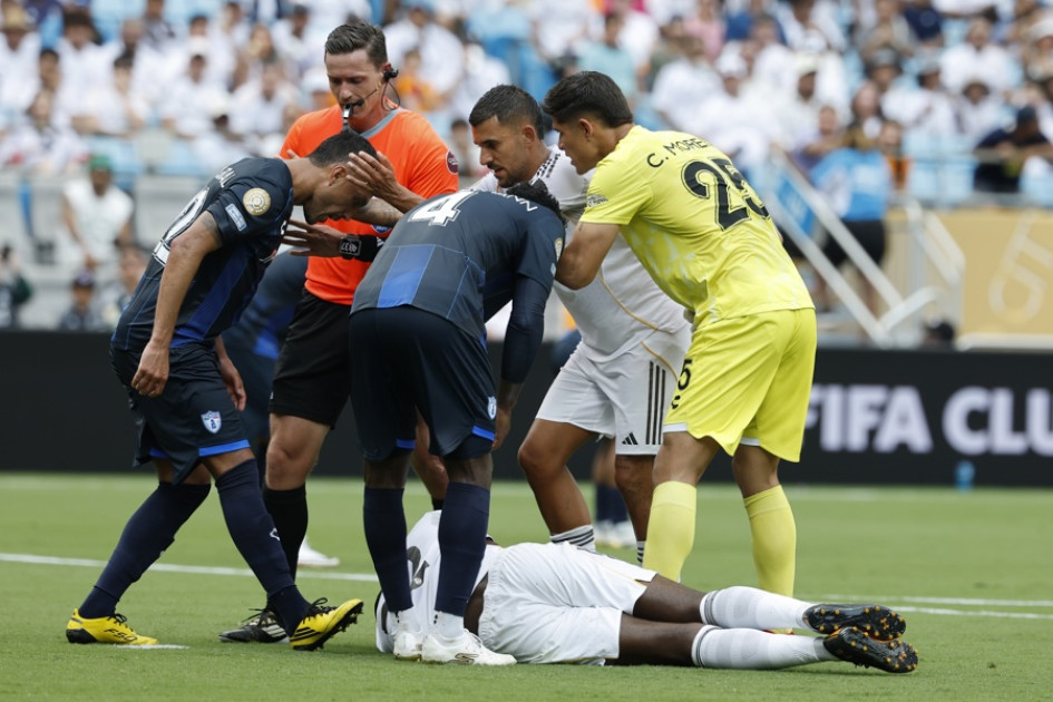 Foto | EFE | LA PATRIA Gustavo Cabral y el portero Carlos Moreno, del Pachuca, intercambian palabras con Antonio Rüdiger.