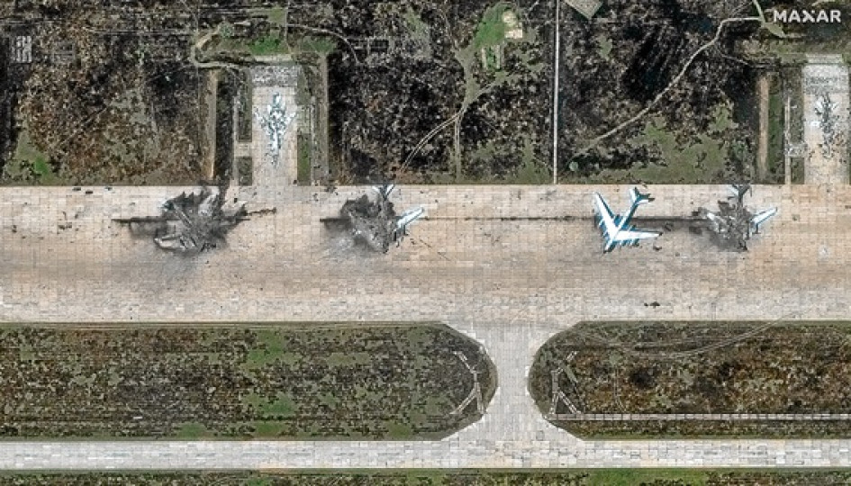 Una imagen satelital facilitada por Maxar Technologies muestra aviones Tupolev Tu-95 destruidos tras una serie de ataques con drones ucranianos contra la base aérea de Belaya, Rusia.