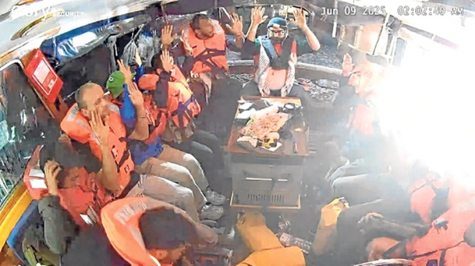 Fotografía facilitada por la Coalición de la Flotilla de la Libertad (FFC), de la tripulación del buque Madleen, con destino a Gaza, sentada en la embarcación, con chalecos salvavidas y las manos en alto, en el Mediterráneo.