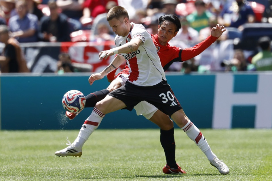 El jugador Urawa Red Diamonds Yoichi Naganuma en acción contra el mediocampista de River Plate Franco Mastantuono.