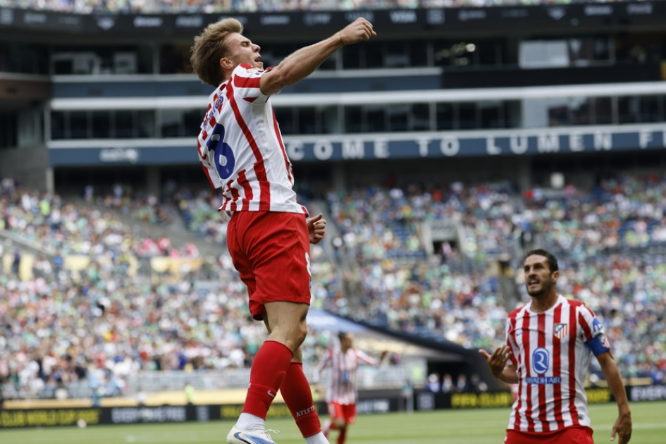 Pablo Barrios, del Atlético de Madrid, celebra uno de sus dos goles. 