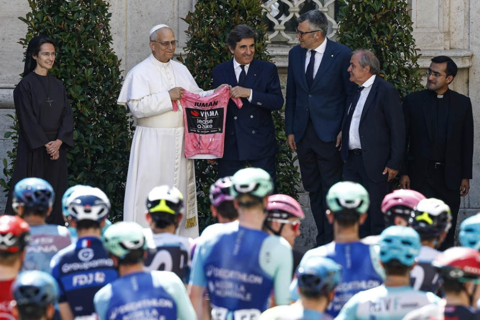 El pontífice estadounidense, también con nacionalidad peruana, impartió su bendición apostólica.