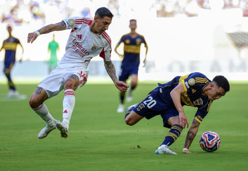 Ángel Di María del Benfica (Izd.) en acción contra Alan Velasco, de Boca Juniors. 