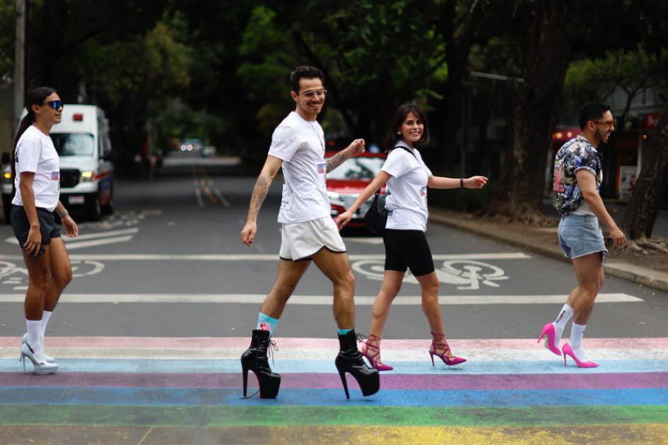 Personas participan en la cuarta edición de la 'Carrera en tacones' este sábado, en Ciudad de México (México).