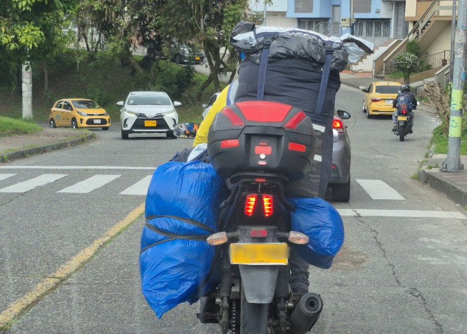 La norma permite llevar en motos algunos elementos o equipaje, siempre y cuando no afecten la maniobrabilidad,