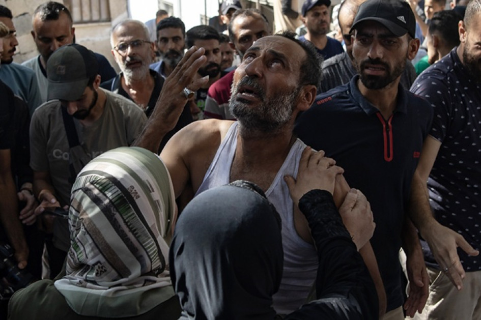 Foto | EFE | LA PATRIA Palestinos se despiden de familiares asesinados en un ataque aéreo de Israel en la playa de Gaza.