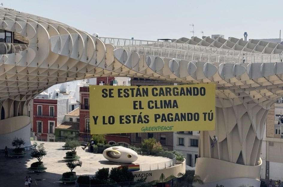 Greenpeace desplegó una gran pancarta a unos veinte metros de altura en el centro de Sevilla, durante el encuentro de la ONU.