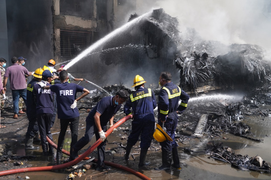 Los bomberos trabajan en el lugar de un accidente aéreo cerca del Aeropuerto Internacional Sardar Vallabhbhai Patel en Ahmedabad, Gujarat,