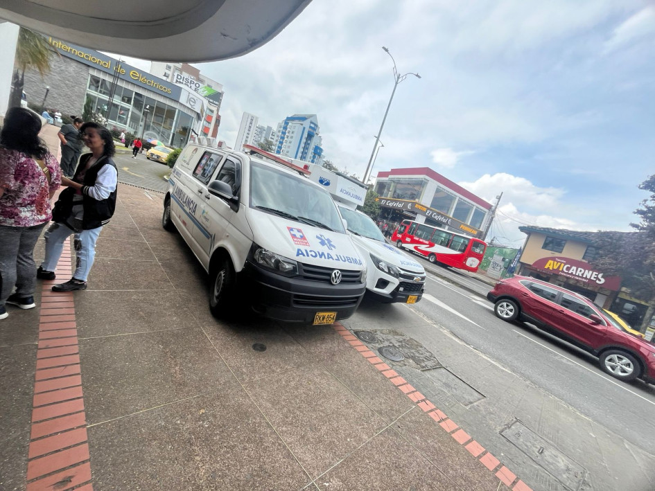 Las ambulancias parqueadas en la entrada a urgencias de La Presentación.