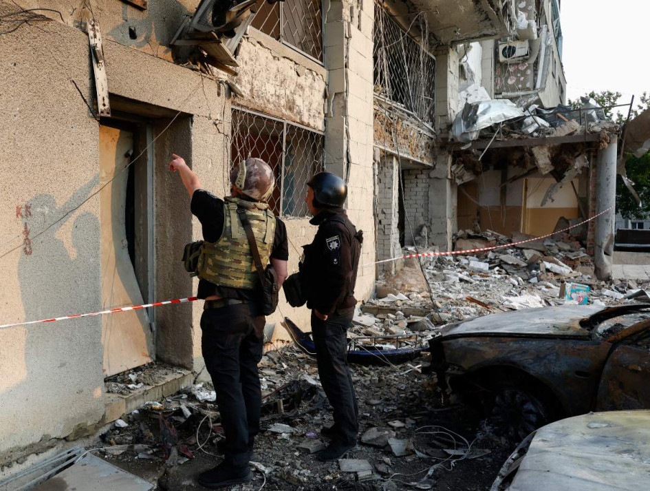  Agentes de la policía ucraniana trabajan en el lugar donde un dron atacó un edificio residencial en Járkov, noreste de Ucrania, el 12 de junio de 2025, en medio de la invasión rusa. 