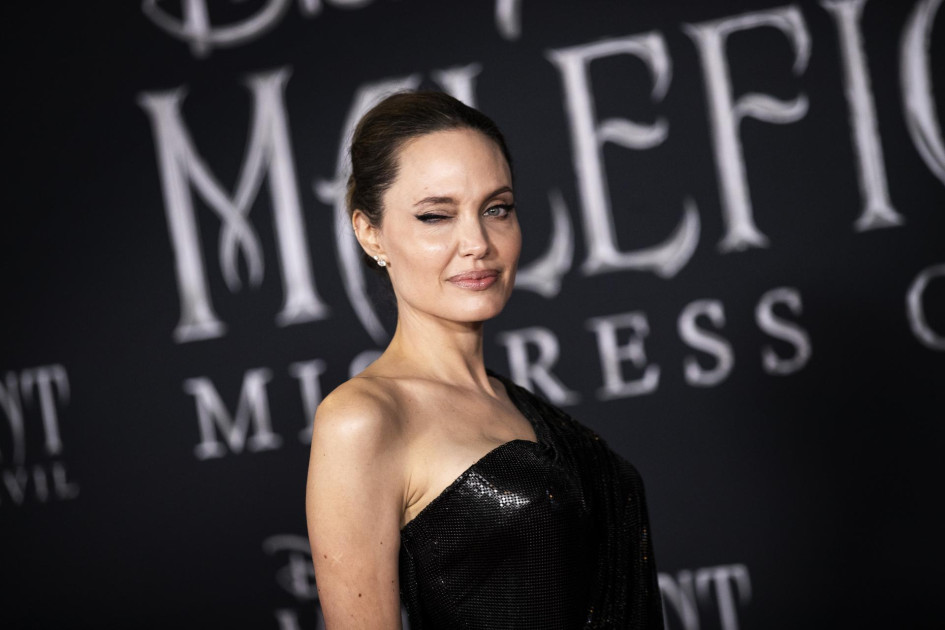 La actriz estadounidense Angelina Jolie posa a su llegada al estreno de la película «Maléfica, Maestra del Mal» en el Teatro El Capitán de Los Ángeles, California, EE. UU., el 30 de septiembre del 2019. La actriz, cineasta y activista humanitaria estadounidense Angelina Jolie celebrará su 50.º cumpleaños el 4 de junio del 2025.