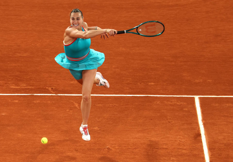 Aryna Sabalenka, de Bielorrusia, en acción durante su partido de semifinales femeninas contra Iga Swiatek, de Polonia, en el torneo de tenis Grand Slam del Abierto de Francia en Roland Garros en París, Francia, este 5 de junio de 2025.