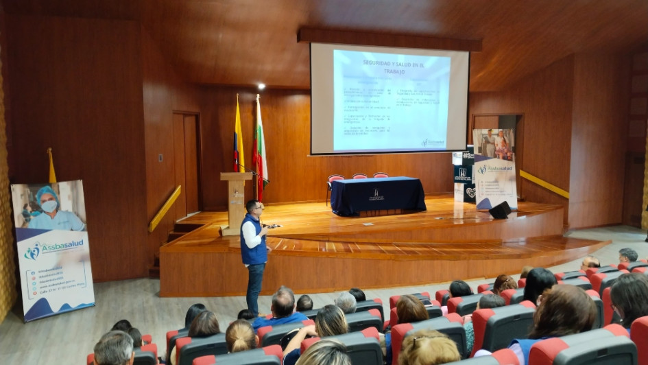 Christian Posada, de Seguridad y Salud en el Trabajo de Assbasalud, durante la rendición de cuentas de la entidad en la Universidad de Manizales.