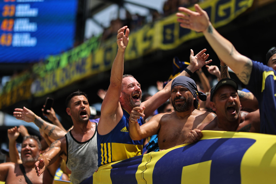 Aficionados de Boca animan su equipo este martes, en un partido del Mundial de Clubes entre Auckland City y Boca Juniors en el estadio Geodis Park en Nashville (EE.UU.).