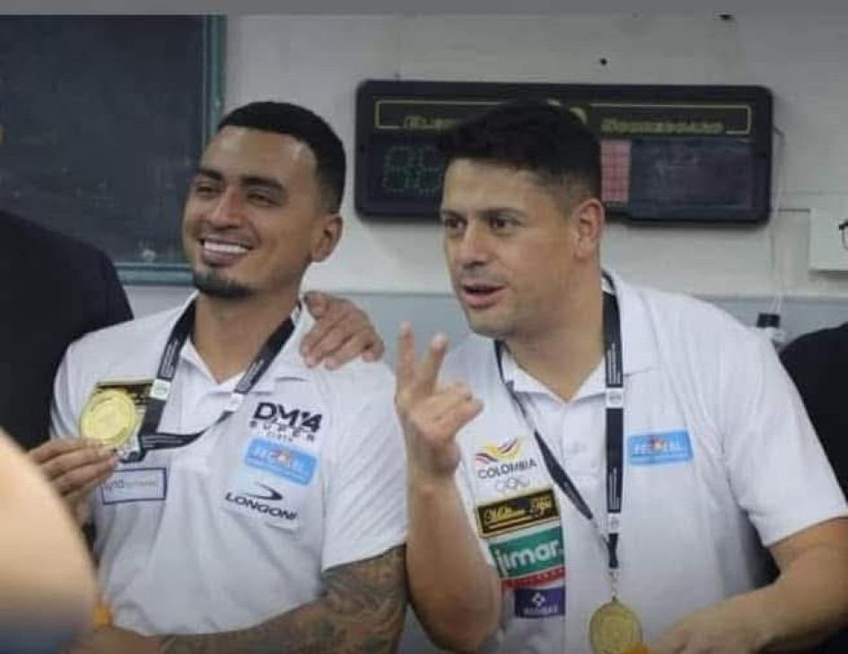 El billarista ansermeño Huberney Cataño y su compañero Pedro González con las medallas. 