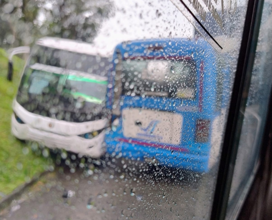 Foto| LA PATRIA  El choque entre dos busetas de servicio público esta mañana.