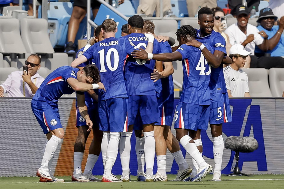 Reece James (2-I, visto parcialmente) del Chelsea celebra con sus compañeros de equipo después de marcar el 1-0 durante el partido de la Copa Mundial de Clubes de la FIFA 2025 ante el Benfica en Charlotte, Carolina del Norte, EE. UU., este 28 de junio del 2025.