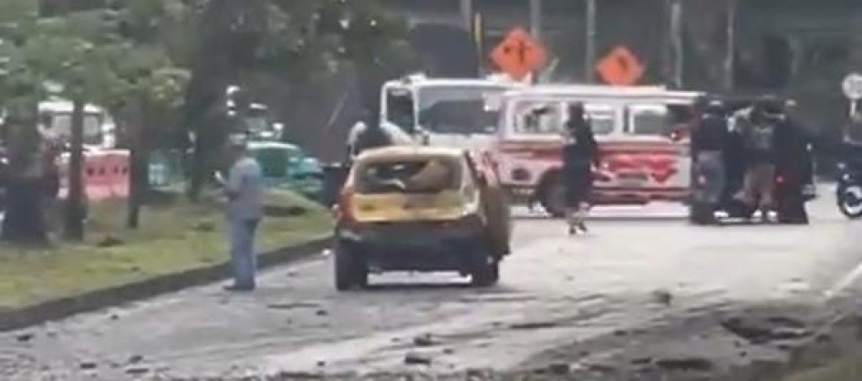 El estallido afectó a un taxi y dejó al menos una persona herida.